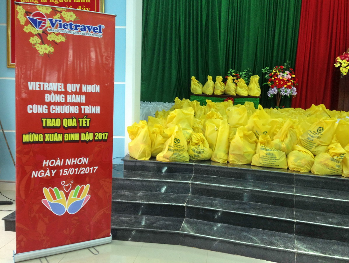 Vietravel Quy Nhơn tặng quà Tết hỗ trợ hộ nghèo huyện Hoài Nhơn