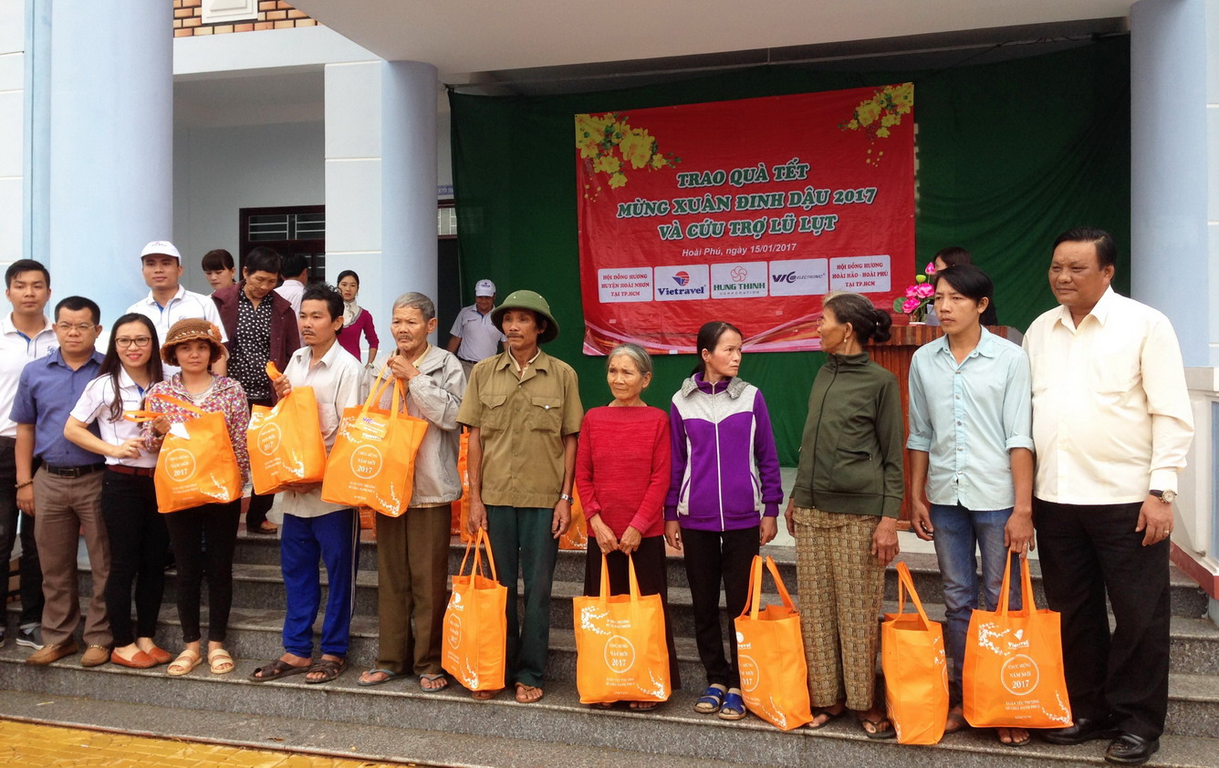 Vietravel Quy Nhơn tặng quà Tết hỗ trợ hộ nghèo huyện Hoài Nhơn