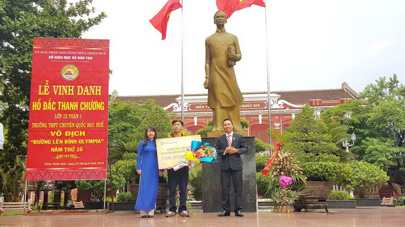 Vietravel trao tặng 100.000.000 đồng  cho em Hồ Đắc Thanh Chương - Nhà vô địch Olympia năm thứ 16