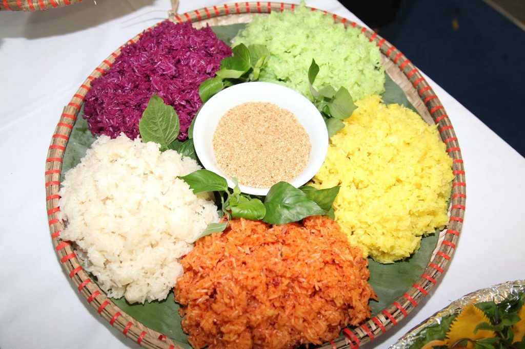 Steamed glutinous rice with seven colors of Nung Din people