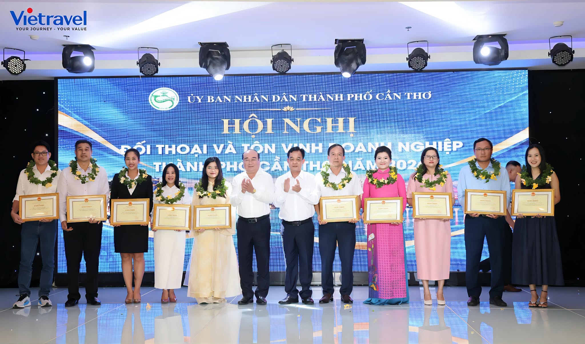 Vietravel Cần Thơ vinh dự nhận bằng khen từ Chủ tịch Ủy ban nhân dân Thành Phố Cần Thơ