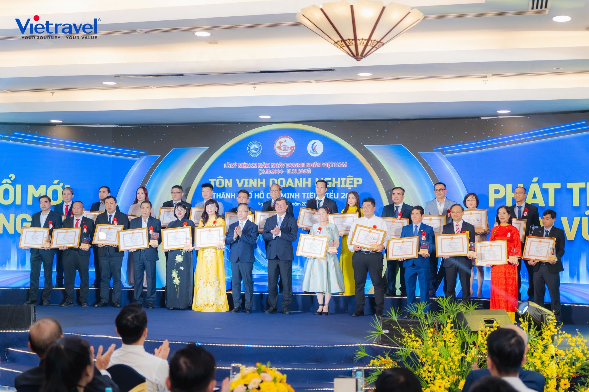 Vietravel tự hào được vinh danh "Doanh nghiệp, Doanh nhân Tp.HCM tiêu biểu năm 2026