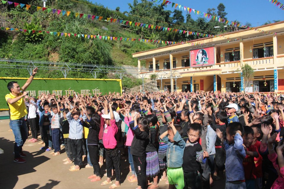 “Áo ấm cho em” lần 6 - 2017 đến với 400 em trường Tiểu học Xéo Dì Hồ, Mù Cang Chải