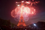 Tháp Eiffel rực rỡ pháo hoa