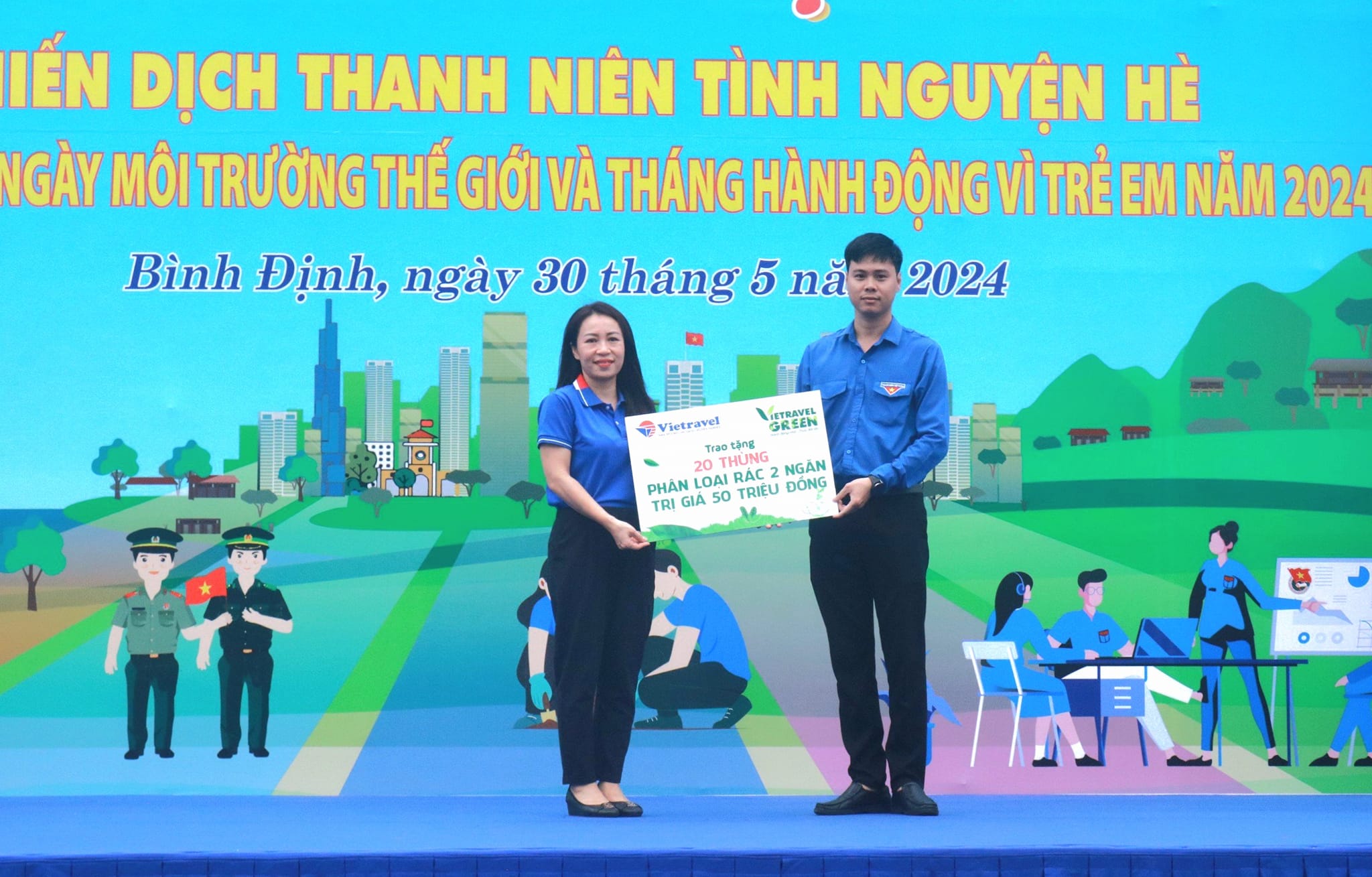  Vietravel Quy Nhơn trao tặng 20 thùng rác có phân loại rác thải trị giá 50 triệu đồng