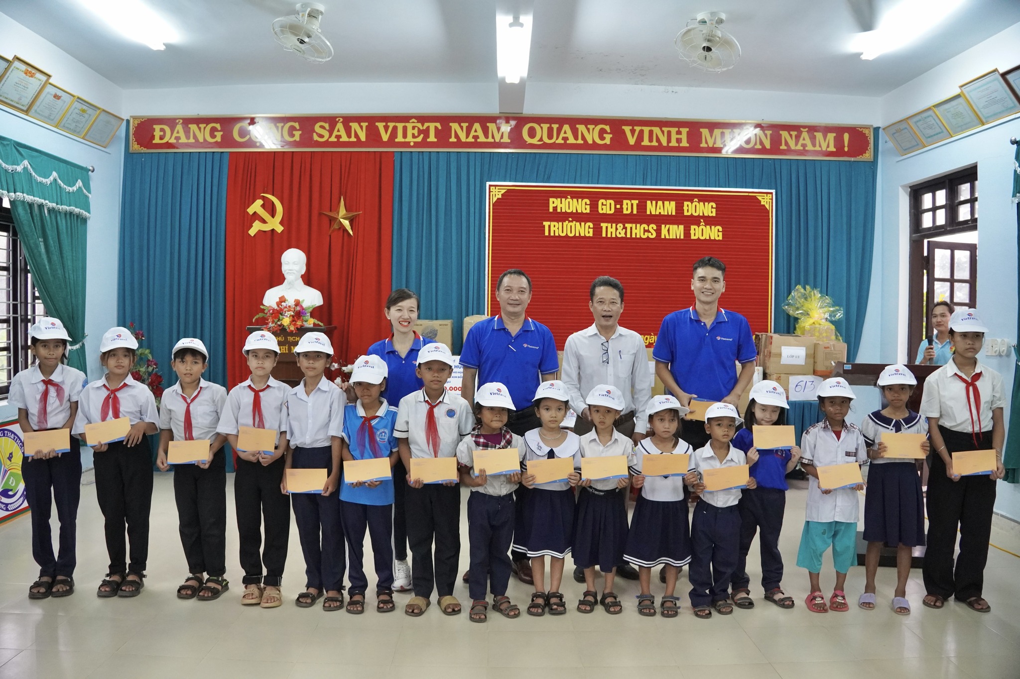 Công ty Vietravel Huế  tổ chức chương trình Trung Thu và trao tặng học bổng cho các học sinh có hoàn cảnh khó khăn 