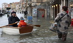 Venice cổ kính chìm trong lụt lội