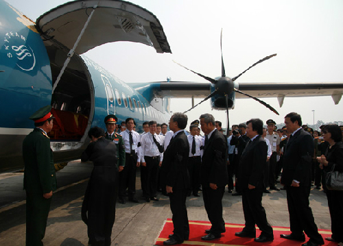 Chuyên cơ chở Đại tướng đáp xuống sân bay Quảng Bình
