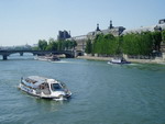 Pháp: dạo sông Seine trên tàu ruồi