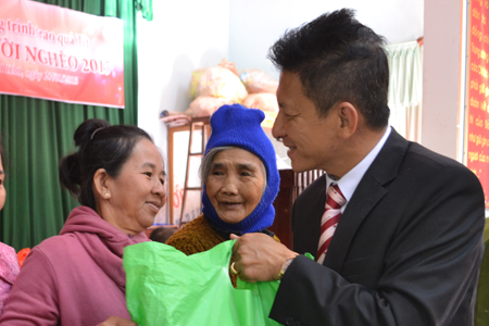 Vietravel tặng quà Tết cho gia đình chính sách, hộ nghèo tỉnh Bình Định