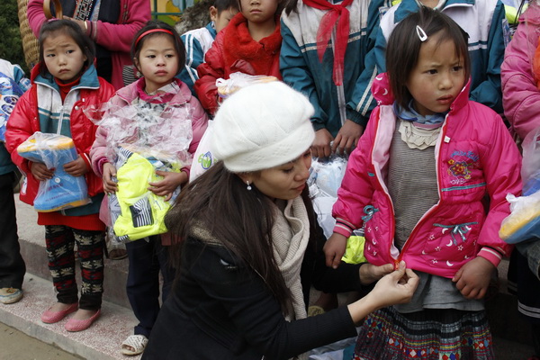 SWEATERS FOR POOR PUPILS IN SAPA