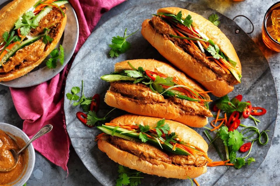 Bánh mì Sài Gòn: Top 15 tiệm ngon, nổi tiếng nhất định phải thử