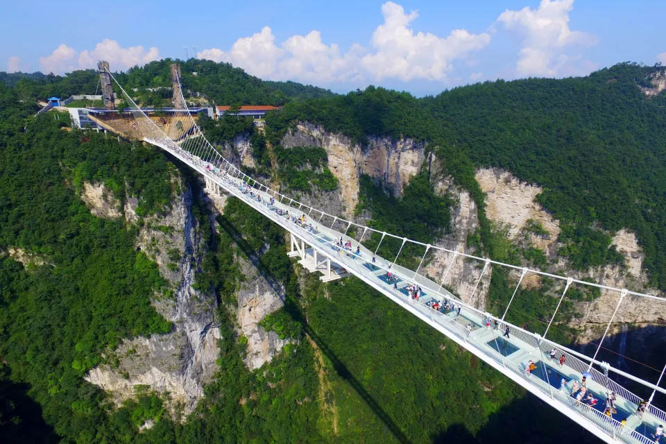 Khám phá cầu kính Đại Hiệp Cốc: Chinh phục kỳ quan kiến trúc tại Trương Gia Giới