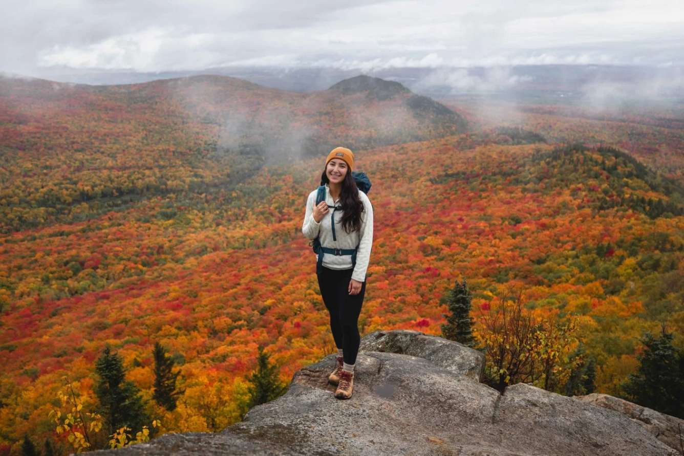 Đi bộ xuyên rừng lá đỏ ở Quebec: Hành trình lãng mạn giữa mùa thu xứ sở lá phong