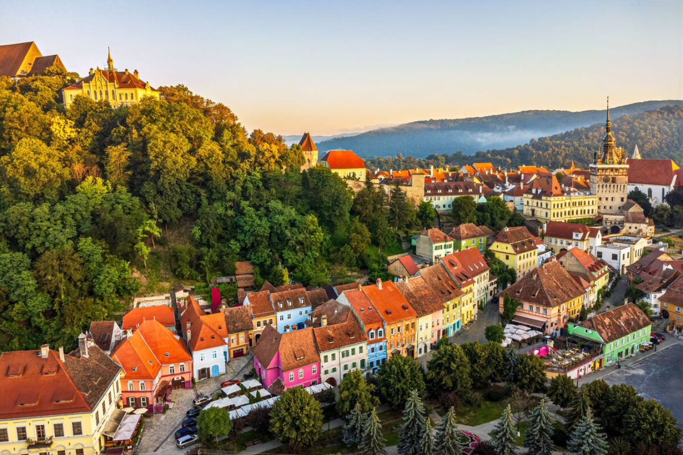 Top 5 địa điểm du lịch mùa hè Romania: Vẻ đẹp thiên nhiên và văn hóa hòa quyện