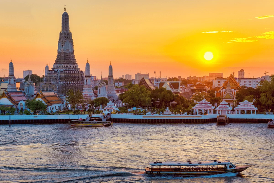 Đón ánh bình minh ngày đầu năm mới 2025 từ chùa Wat Arun, Bangkok