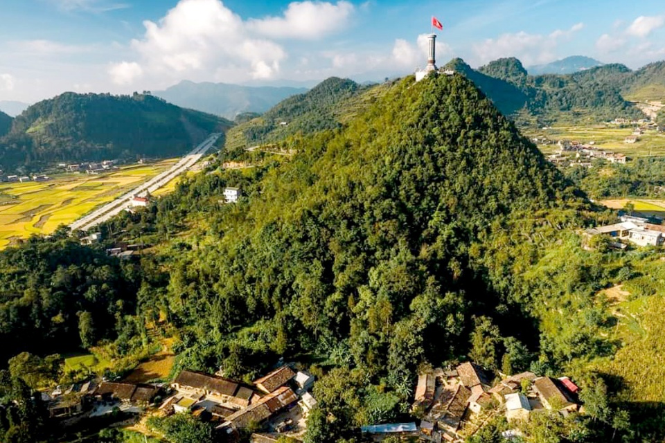 Du lịch Thèn Pả, Hà Giang - nơi những nếp nhà trình tường ẩn mình dưới chân cột cờ Lũng Cú