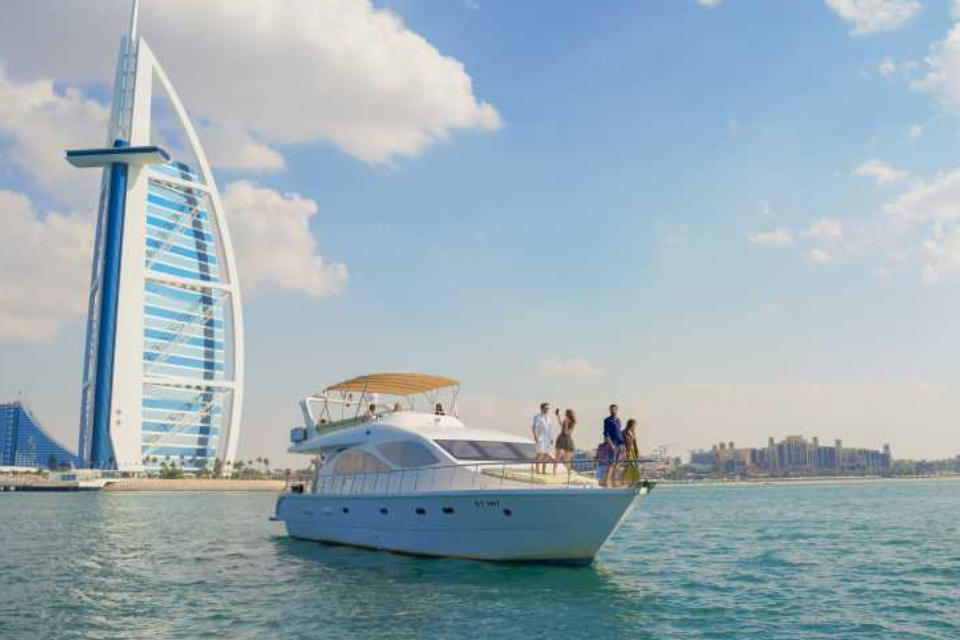 Ngắm nhìn Dubai đẹp như mơ với trải nghiệm đi du thuyền trên vịnh Marina Bay