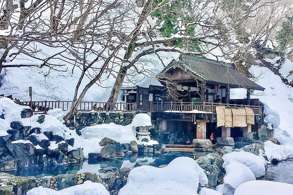 Tắm suối nước nóng đúng kiểu Nhật: Hướng dẫn chi tiết cho người lần đầu  trải nghiệm onsen