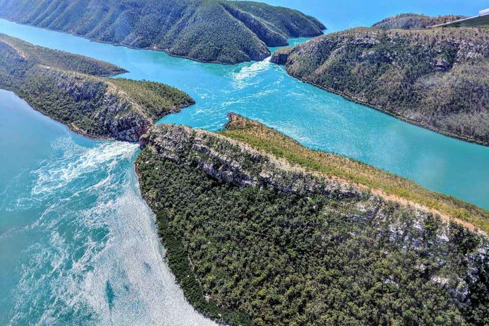 Giải mã dòng thác đổi chiều và hồ nước hồng bí ẩn ở Úc