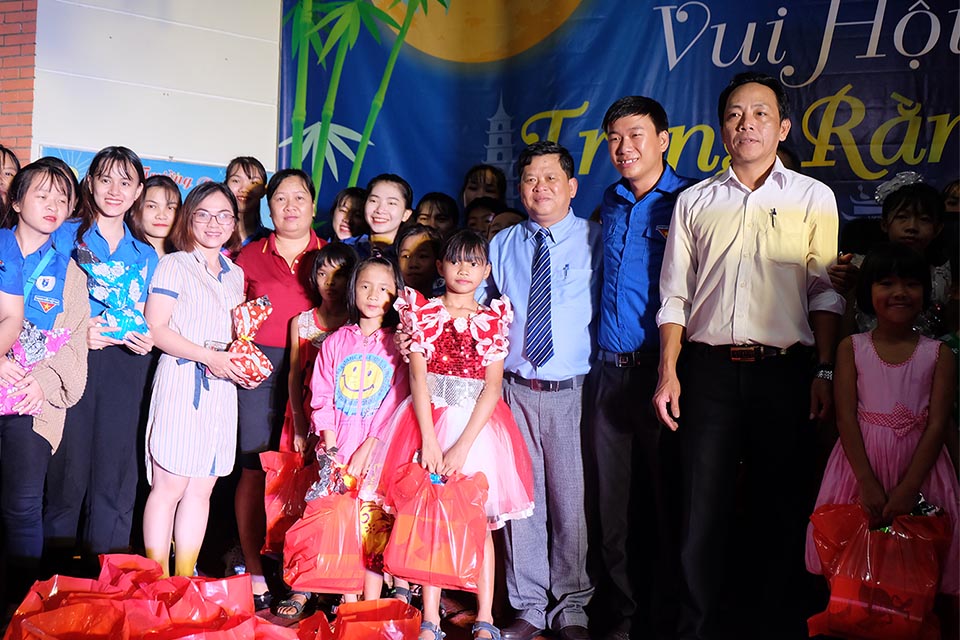 Vietravel tổ chức đêm 'Vui Hội Trăng Rằm' tại Làng trẻ em SOS Khánh Hòa