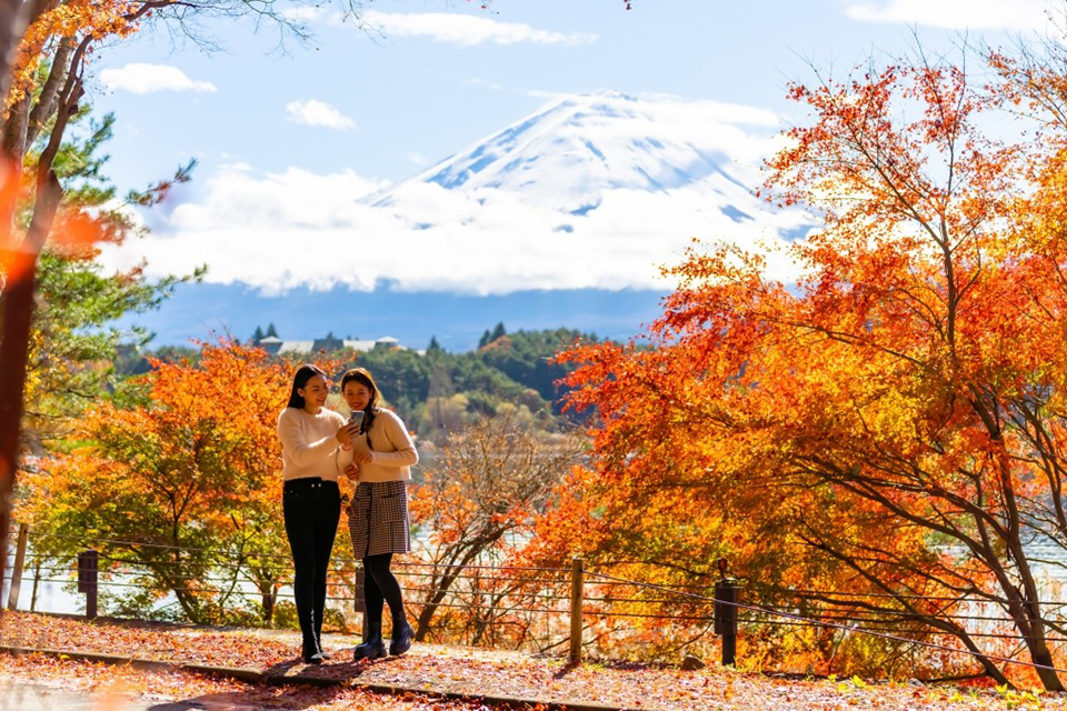 Mặc gì khi du lịch Đông Á mùa thu 2025? Gợi ý phối đồ chuẩn trend tại Hàn – Nhật