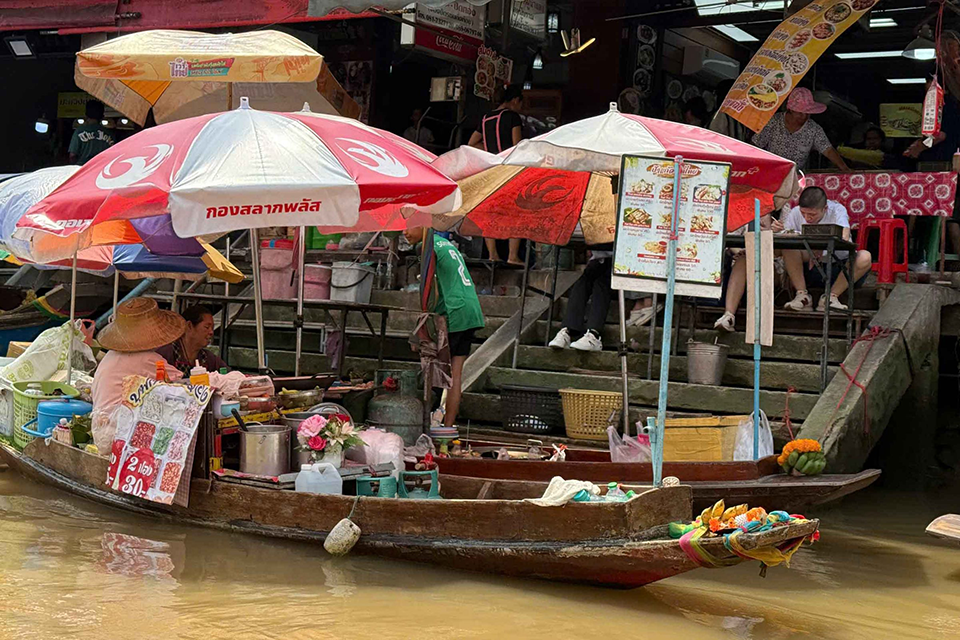 5 món ngon đặc sắc ở các chợ nổi Bangkok bạn phải thử ít nhất một lần trong đời