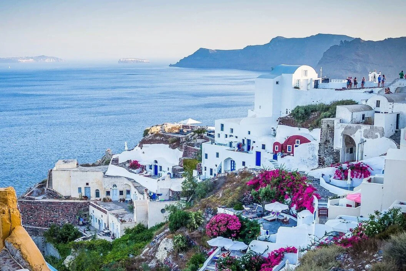 Mùa hè ở Santorini: Bản tình ca xanh trắng giữa Địa Trung Hải