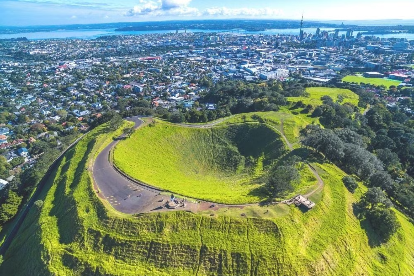 Tham quan núi lửa Mount Eden: Hành trình khám phá ngọn núi lửa nổi tiếng ở Auckland