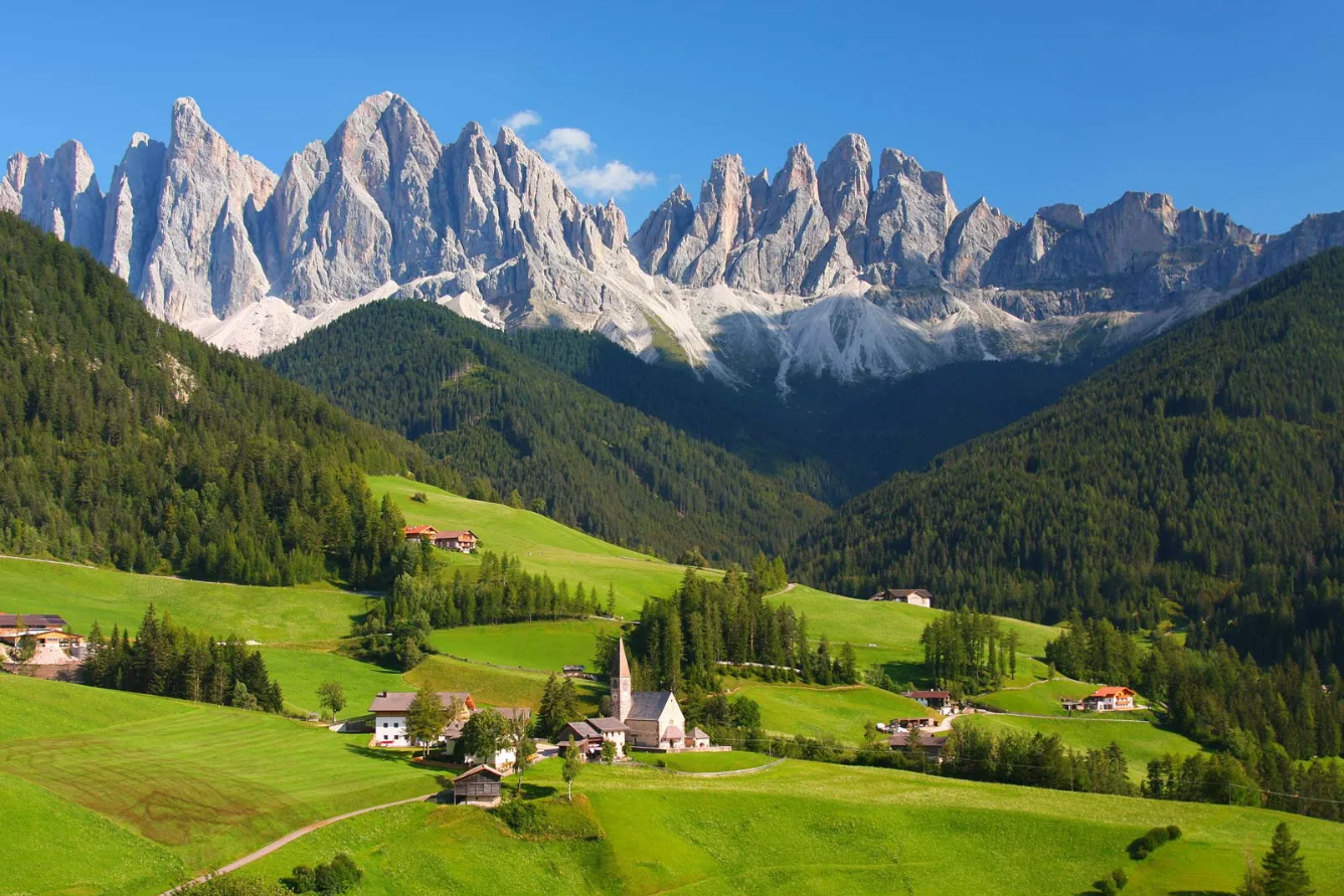 Khám phá rặng núi Dolomites ở Ý: Hành trình chạm tới vẻ đẹp thiên nhiên hùng vĩ