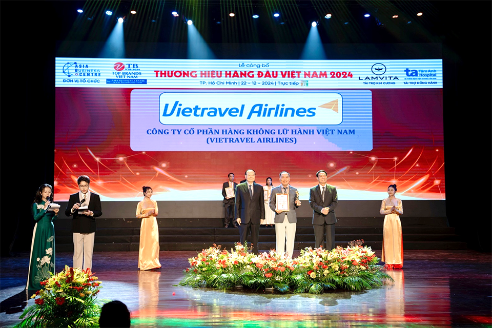 Vietravel Airlines được vinh danh tại lễ công bố thương hiệu hàng đầu Việt Nam 2024