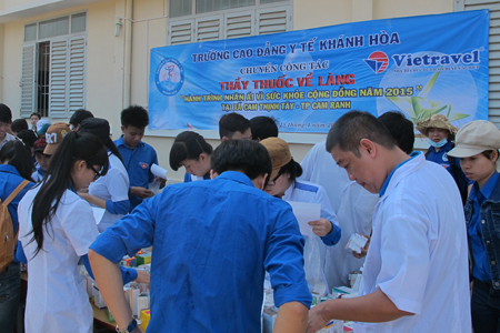 Vietravel đồng tổ chức chương trình "Thầy thuốc về làng – hành trình nhân ái 2015"