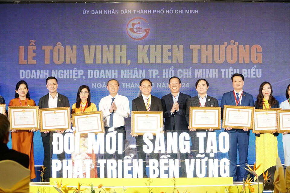 Vietravel vinh dự nhận bằng khen & chứng nhận tại Lễ tôn vinh, khen thưởng Doanh nghiệp, Doanh nhân TP.HCM tiêu biểu năm 2024