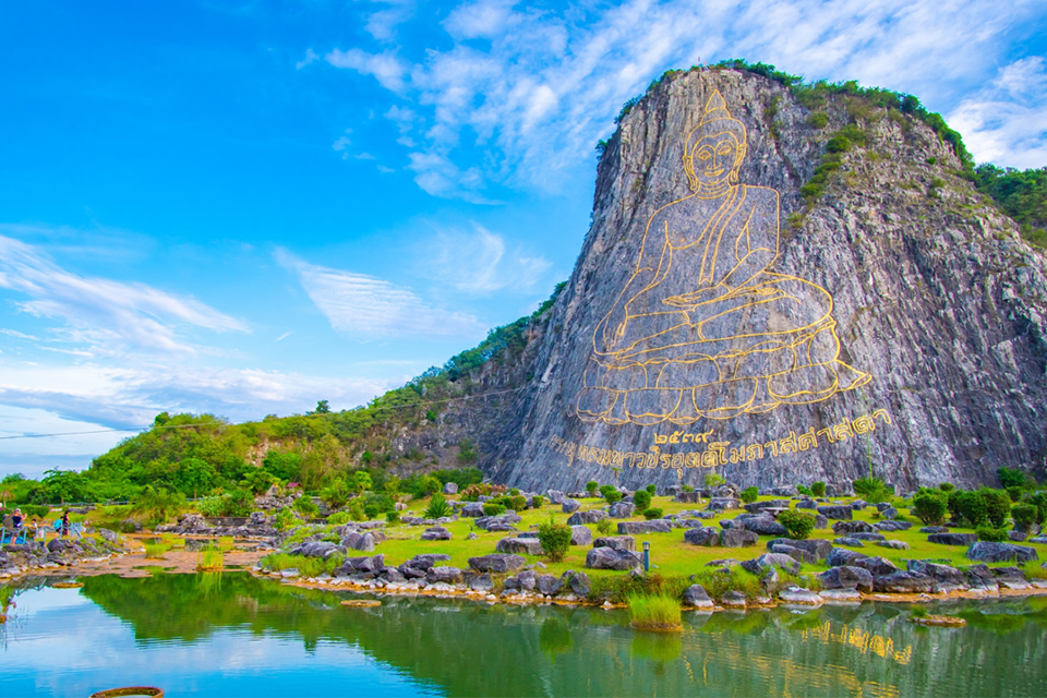 Check-in núi Phật Vàng Pattaya - kỳ quan Phật giáo nổi tiếng bậc nhất Thái Lan